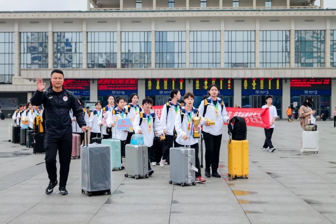 包含盛大颁奖典礼热闹举行，女足比赛营造氛围的词条