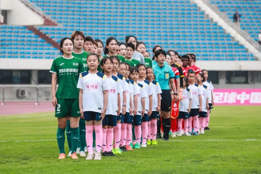 包含盛大颁奖典礼热闹举行，女足比赛营造氛围的词条